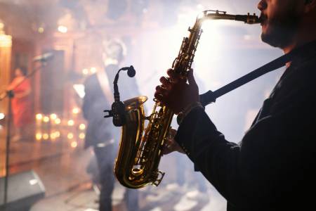 Musicien jouant du saxophone